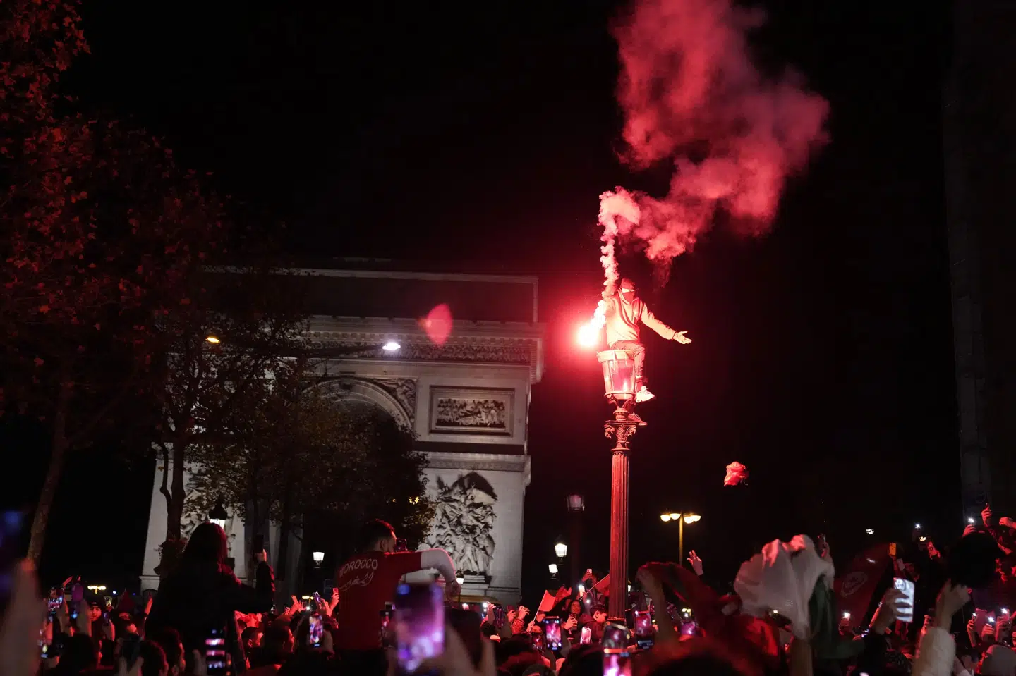 Adskillige marokkanere fejrede kvartfinalesejren over Portugal på Champs-Elysees. (Arkivfoto). François Mori/Ritzau Scanpix