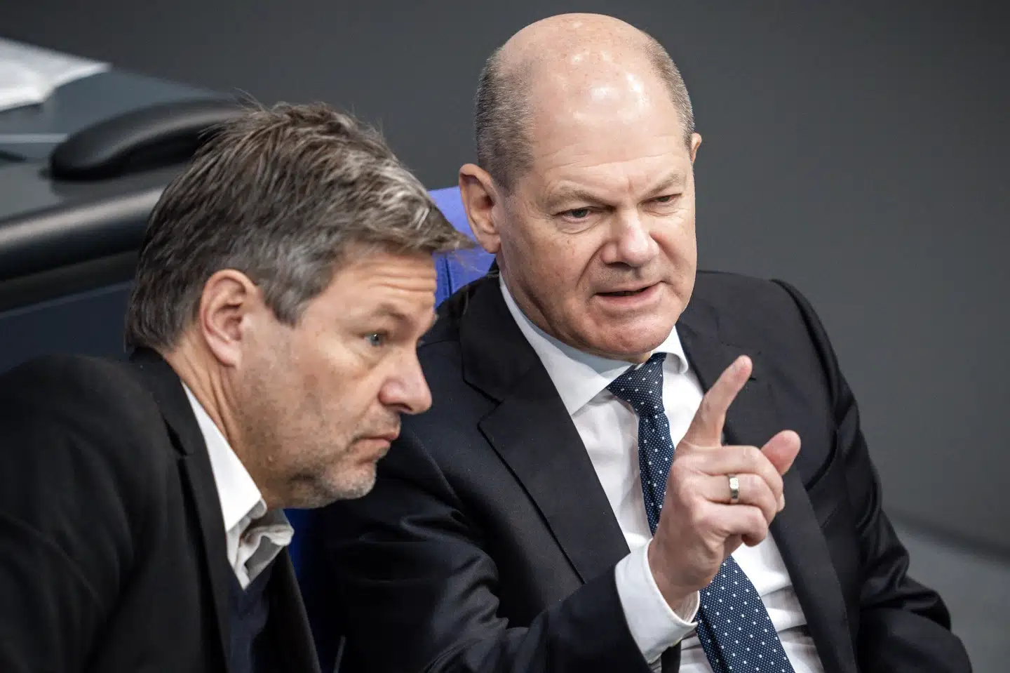 Den socialdemokratiske forbundskansler, Olaf Scholz, i samtale i det tyske parlament med økonomiminister Robert Habeck fra partiet De Grønne. I en erklæring til parlamentet lover Scholz øget støtte til Ukraine, så længe Rusland forsætter sin krig mod landet. Michael Kappeler/Ritzau Scanpix