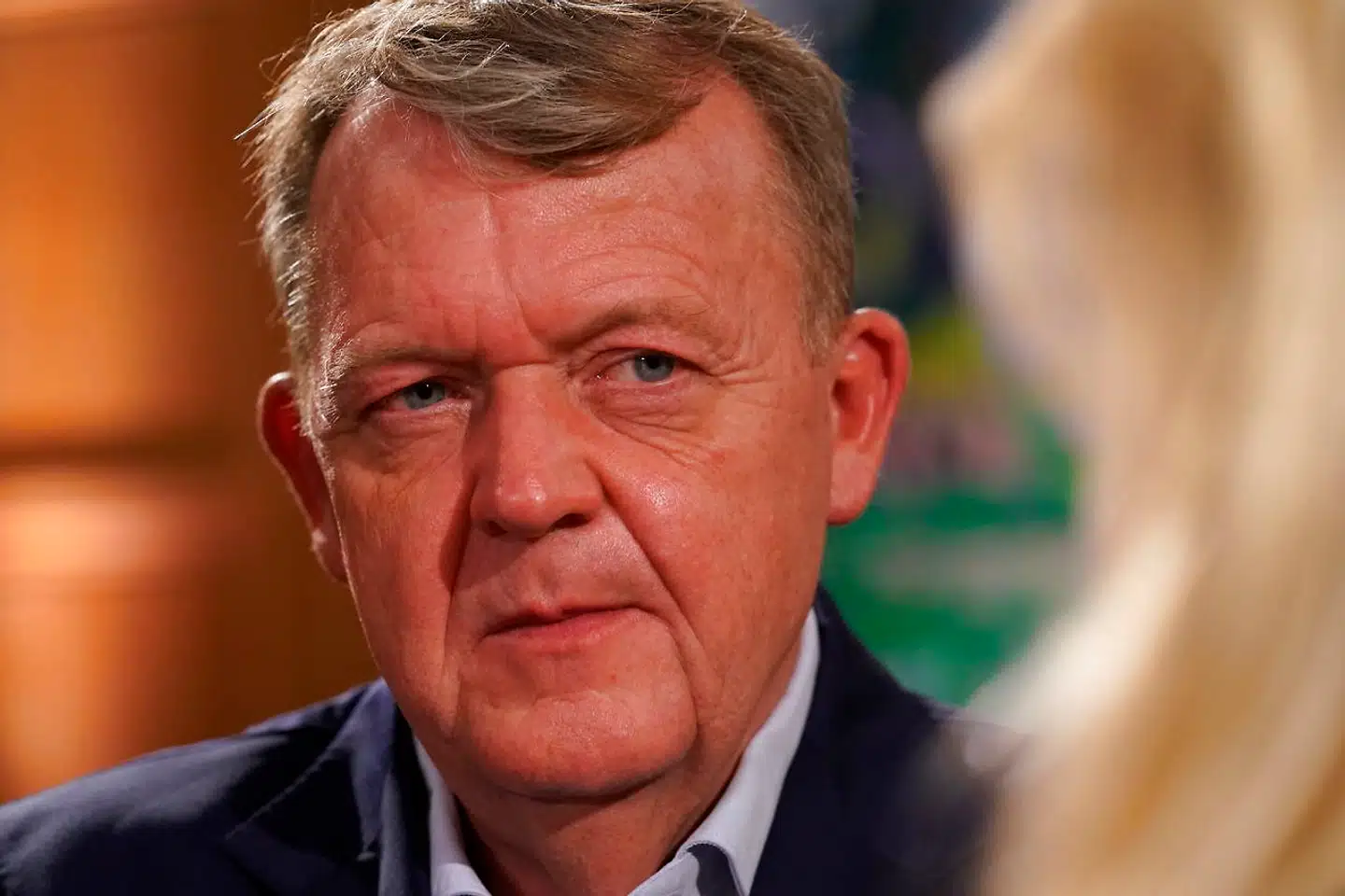 Nu er der ikke længere en kamp mellem principielt forskellige politiske visioner, alene et opgør mellem fornuftigt og ufornuftig, det kloge og det dumme – det rigtige og det forkerte. Centrum mod periferien. Det store spørgsmål er, hvordan regeringen kan undgå det billede?