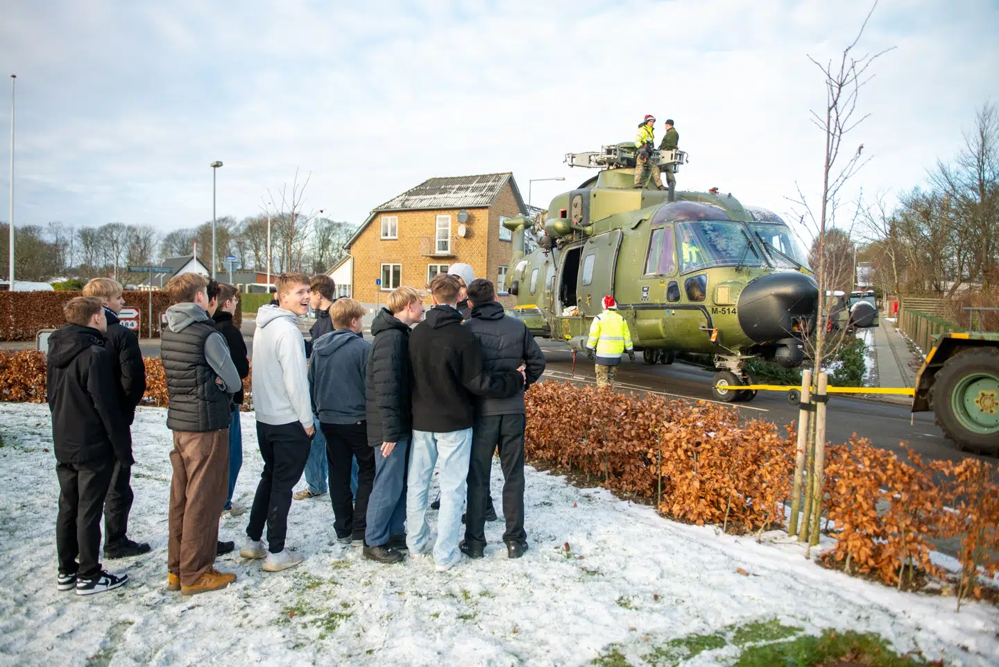 Forbipasserende kunne kigge med, da helikopteren blev transporteret mod Flyvestation Karup. Foto: Flyvevåbnet