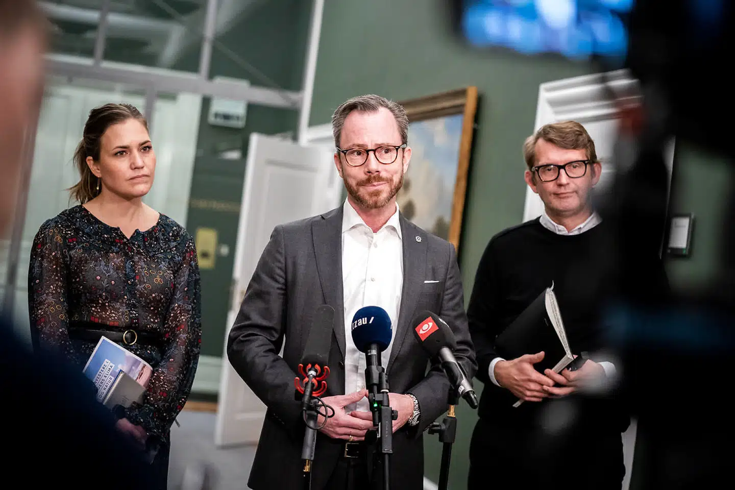 »Jeg støtter derfor Jakob Ellemann i at fortsætte forhandlingerne og indse, at vi ikke får en advokatvurdering,« lyder det nu fra Marie Bjerre (V), der ellers i mere end to år har tordnet mod Mette Frederiksens rolle. Her ses hun sammen med Jakob Ellemann-Jensen og Troels Lund Poulsen efter at have været til regeringsforhandlinger i Statsministeriet.