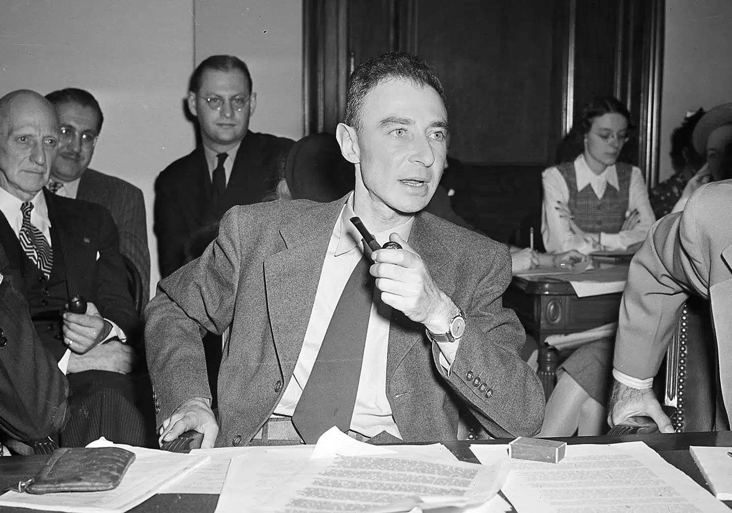 J. Robert Oppenheimer fotograferet ved en senatshøring i oktober 1945.