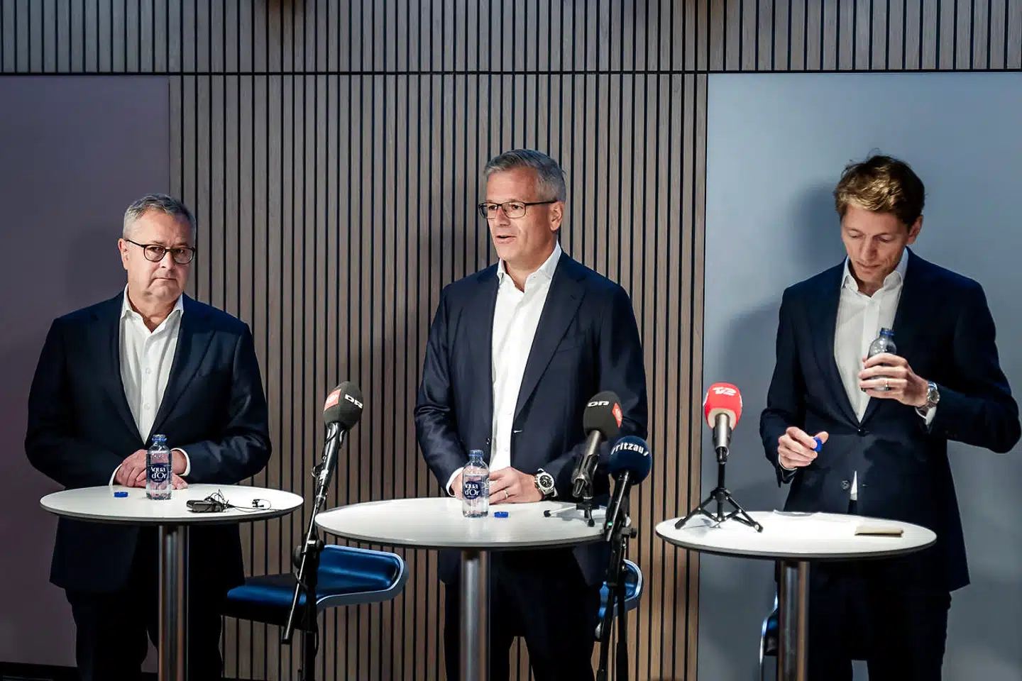 A.P. Møller - Mærsk meddelte mandag på et pressemøde, at administrerende direktør Søren Skou (tv.), som har ført virksomheden gennem en gigantisk transformation, cyberangreb, coronakrise og krig i Ukraine, overlader roret ved årsskiftet. Vincent Clerc (midten) bliver hans arvtager, der skal styre butikken sammen med formand Robert Uggla.