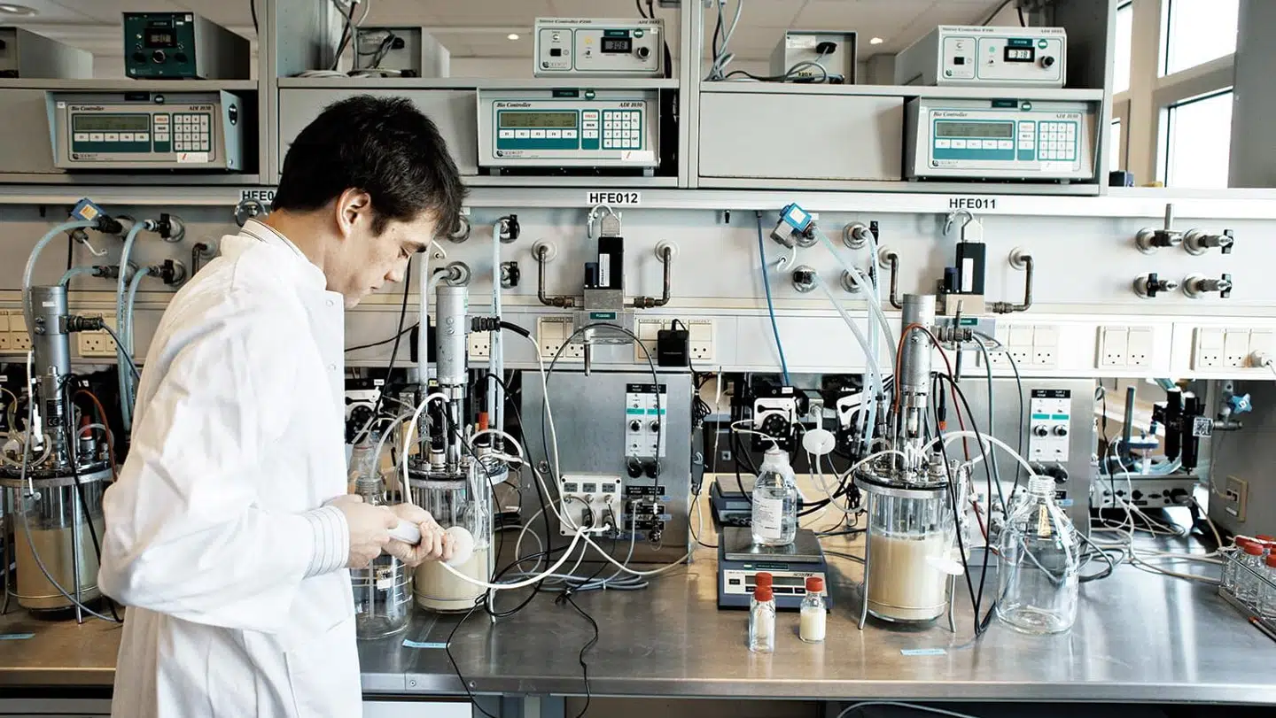 Chr. Hansen (billedet) fremstiller fødevareingredienser, mens Novozymes er en bioteknologisk virksomhed, der navnlig arbejder med enzymer og mikroorganismer til brug i industrien i blandt andet vaskemidler, fødevarer og dyrefoder.