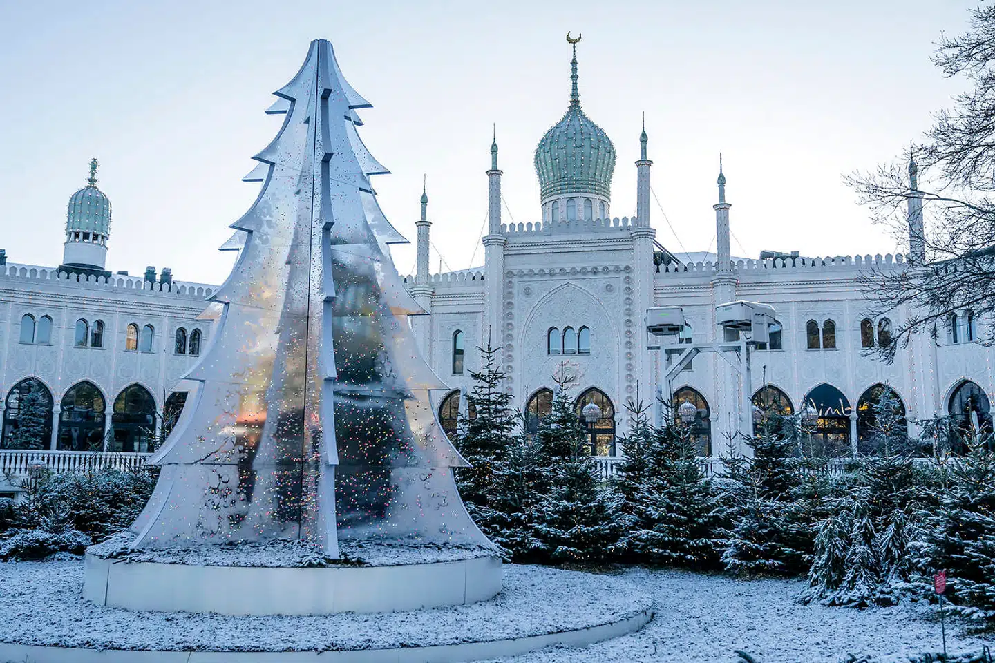 Juletræ og liggende halvmåne. Lad os håbe at de woke-missionerende horder ikke får øje på »Jul i Tivoli«.