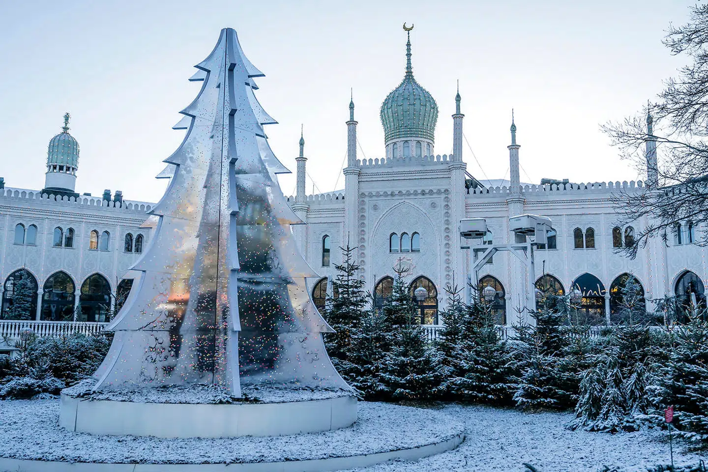Juletræ og liggende halvmåne. Lad os håbe at de woke-missionerende horder ikke får øje på »Jul i Tivoli«.