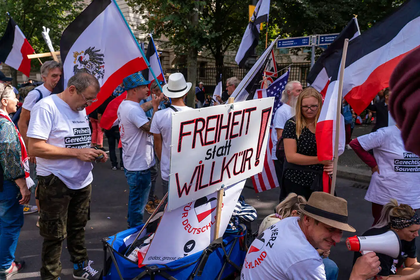 Under coronapandemien oplevede Tyskland en lang række små og store demonstrationer, hvoraf flere udviklede sig voldeligt. Ofte havde demonstrationerne deltagelse af blandt andet folk, der bekendte sig som »Reichsbürger« med en nostalgisk længsel efter det prøjsiske kejserrige.