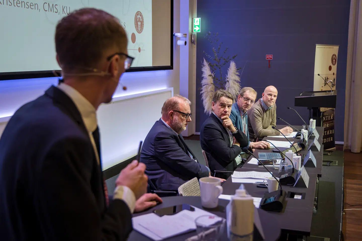 Der var ingen uniformer at spore på scenen til Center for Militære Studiers årlige konference. I stedet måtte civilisterne udrede sikkerhedspolitikken. Her centerleder Kristian Søby Kristensen, som modererer en debat mellem forsvarspolitikere fra Venstre, Radikale Venstre, Socialdemokratiet og Liberal Alliance.