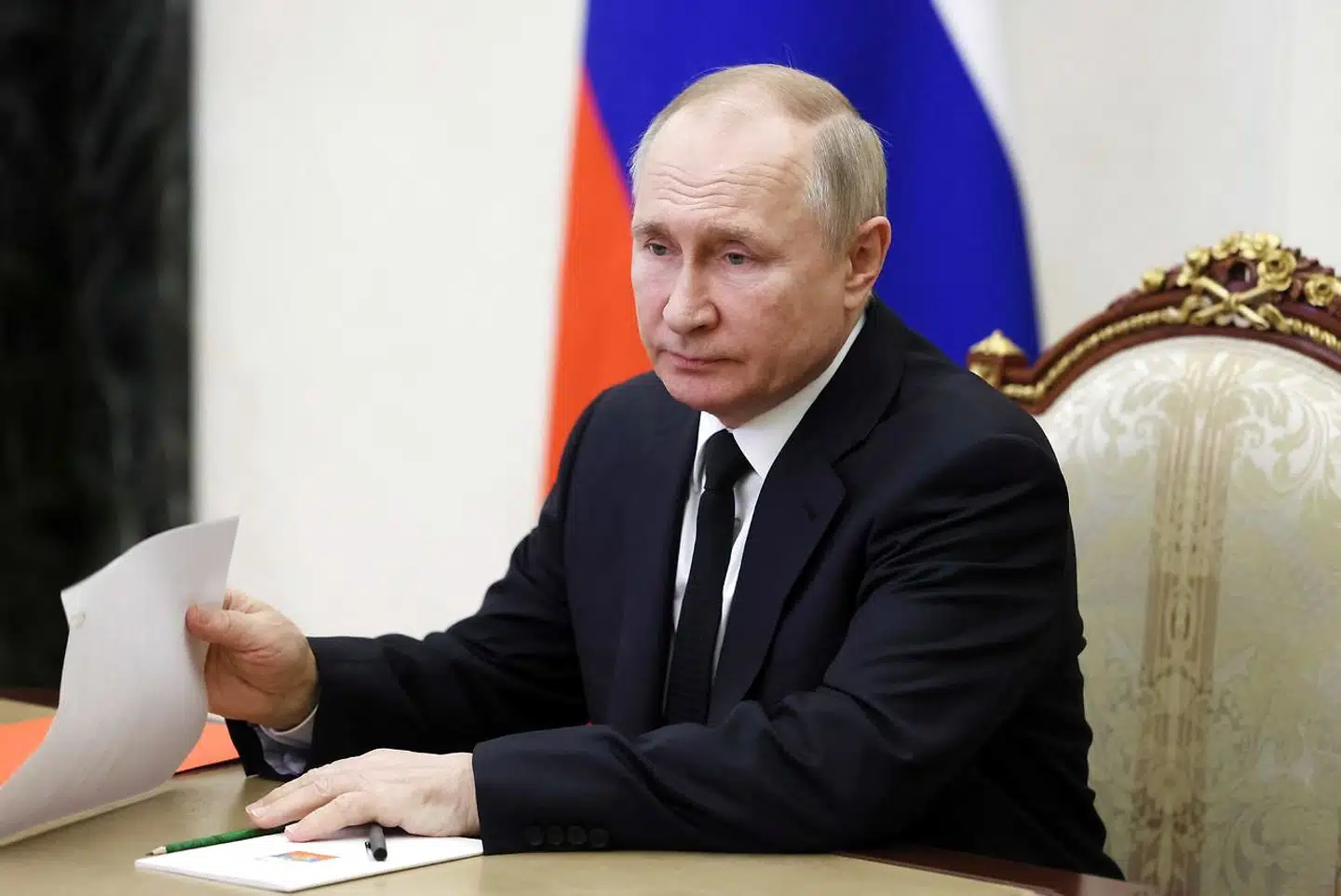 Vladimir Putins hævn over sanktionerne gør ondt på EU. Selvom sanktionerne stort set ikke rammer landene selv, gør modsvarene det.