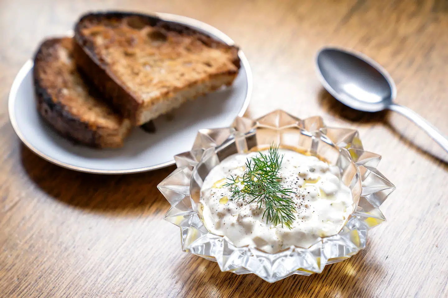 Grillet brød og courgettedip.