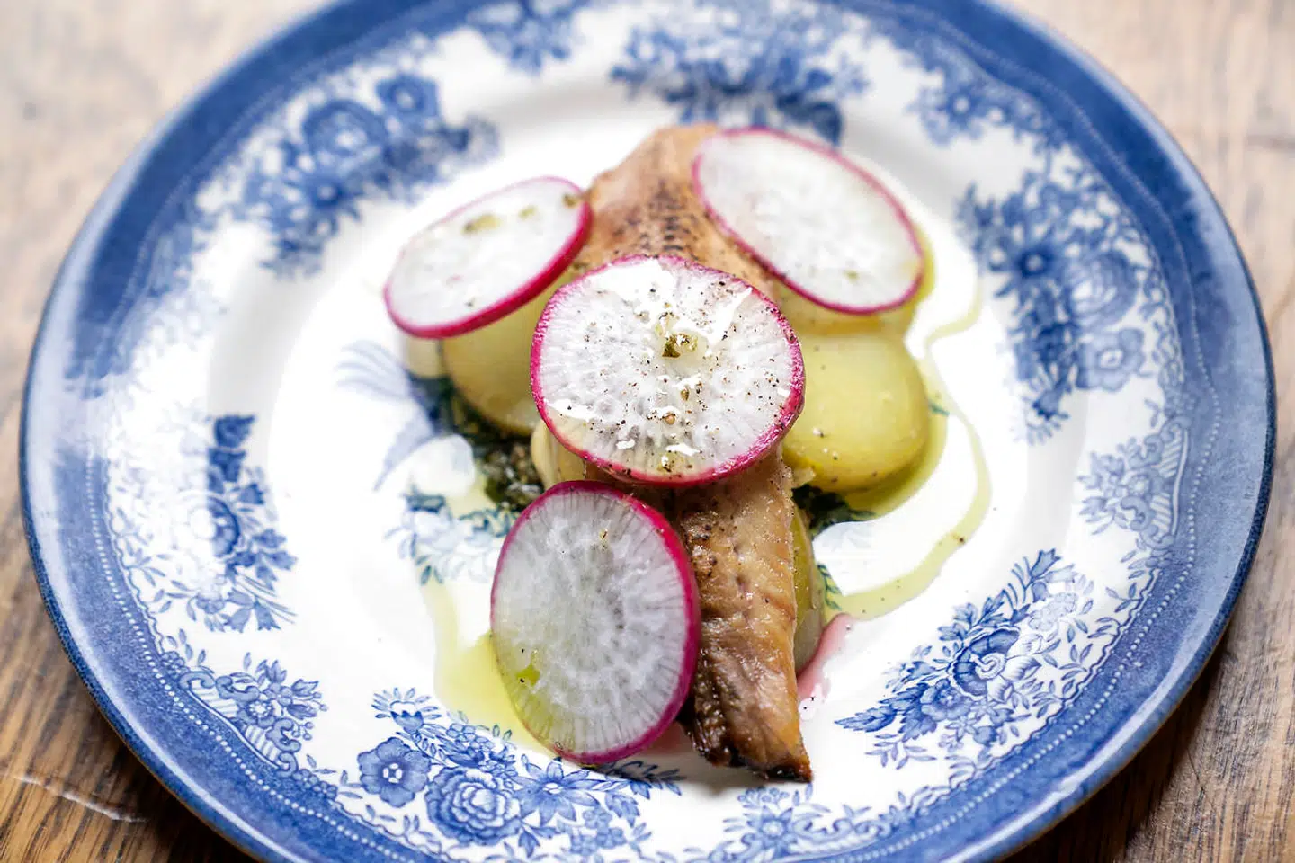 Grillet sild, her med ræddike og radise.