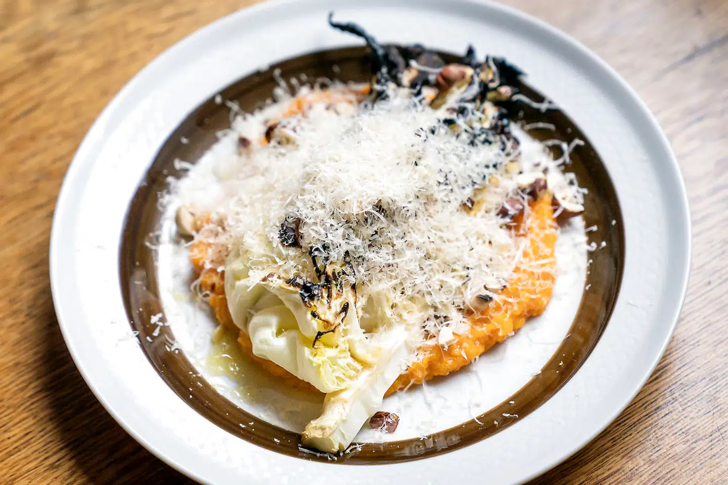 Grillet spidskål med græskarcreme og vesterhavsost.