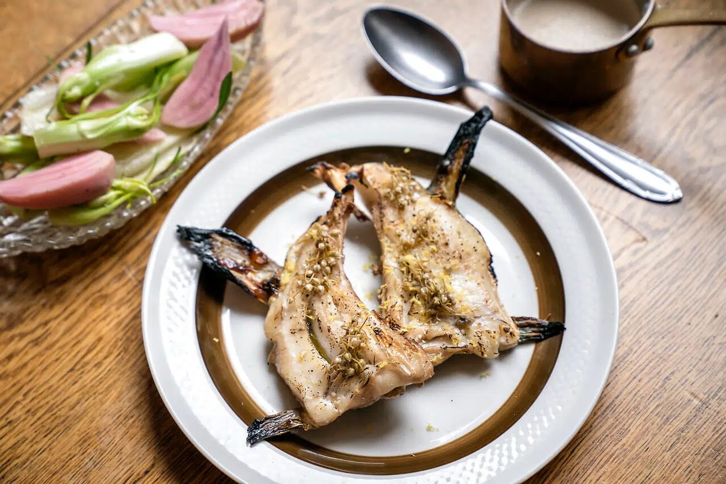 Grillet torskekrave med puntarellesalat.