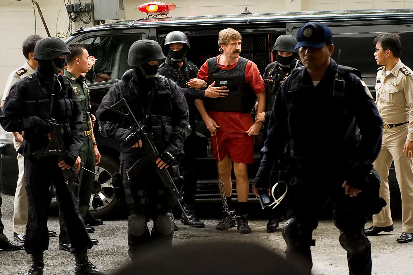 I årtier trak Viktor Bouts handler et blodigt spor gennem Asien, Mellemøsten og Afrika – indtil fælden klappede i Bangkok.