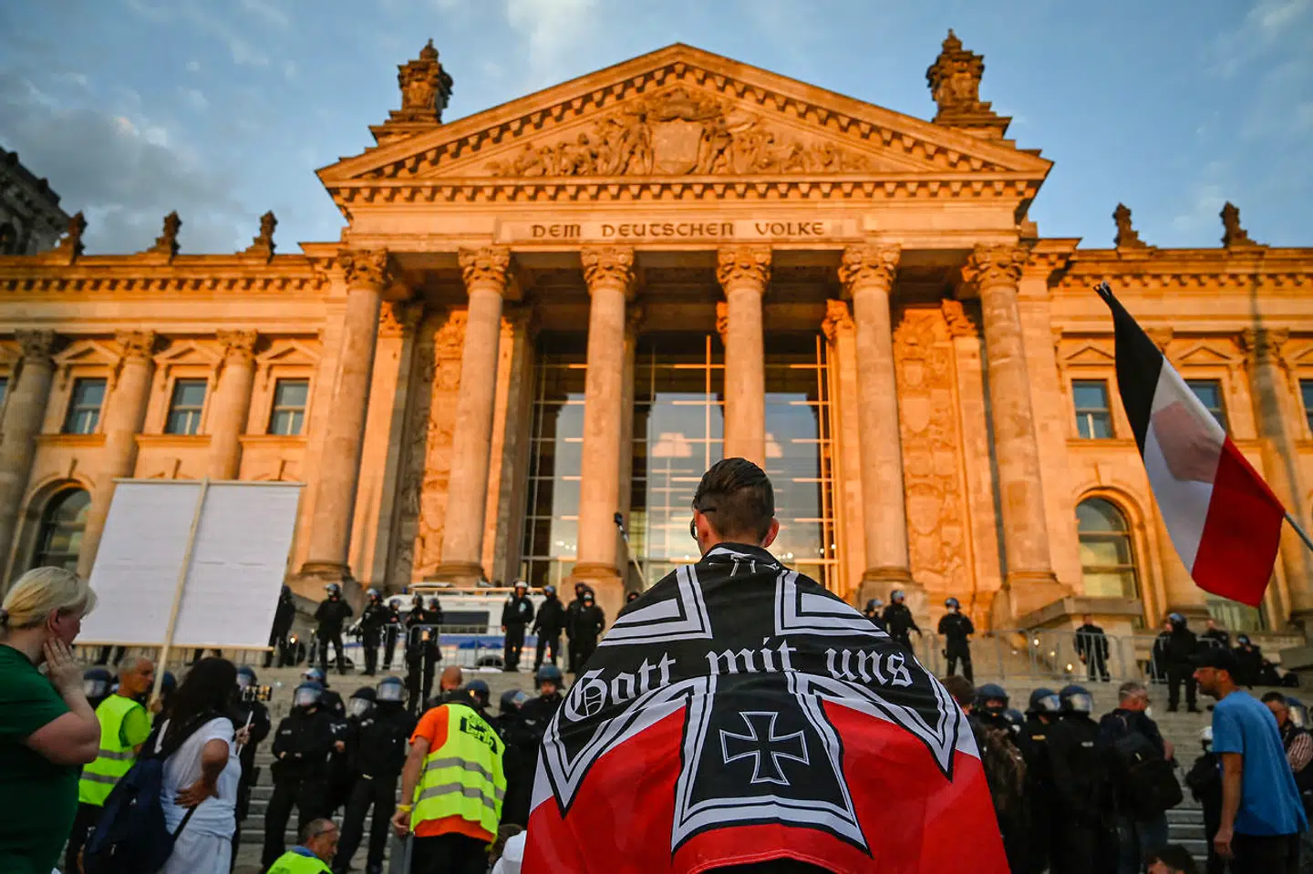 I august 2020 blev det tyske parlament kortvarigt angrebet af deltagere i en stor demonstration mod coronarestriktioner. Det er siden kommet frem, at højreekstremister, der blandt bekender sig som »Reichsbürger«, stod bag forsøget på at trænge forbi politiet.