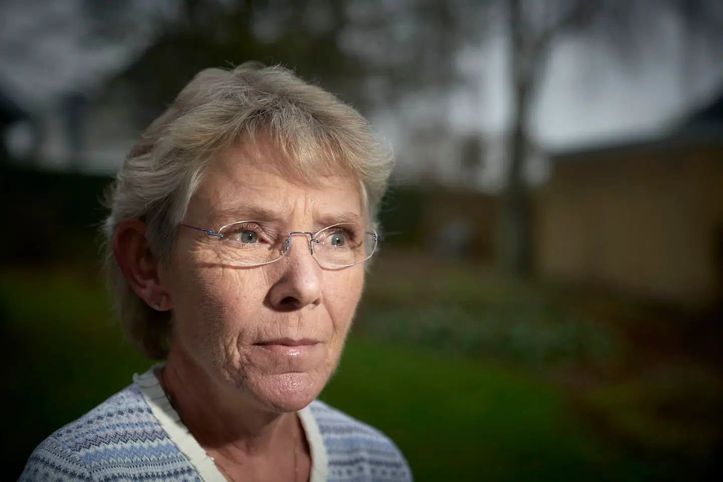 61-årige Anne Højholt har fortalt, hvordan hun på akutmodtagelsen på Nykøbing Falster Sygehus fik at vide, at hun ikke fejlede noget alvorligt og godt kunne tage hjem igen. Et døgn senere blev hun ekspres sendt til Riget, hvor det viste sig, at hun havde en alvorlig hjertelidelse. Nu viser en redegørelse, at der er et stort antal ubesatte speciallægestillinger på akutafdelingen