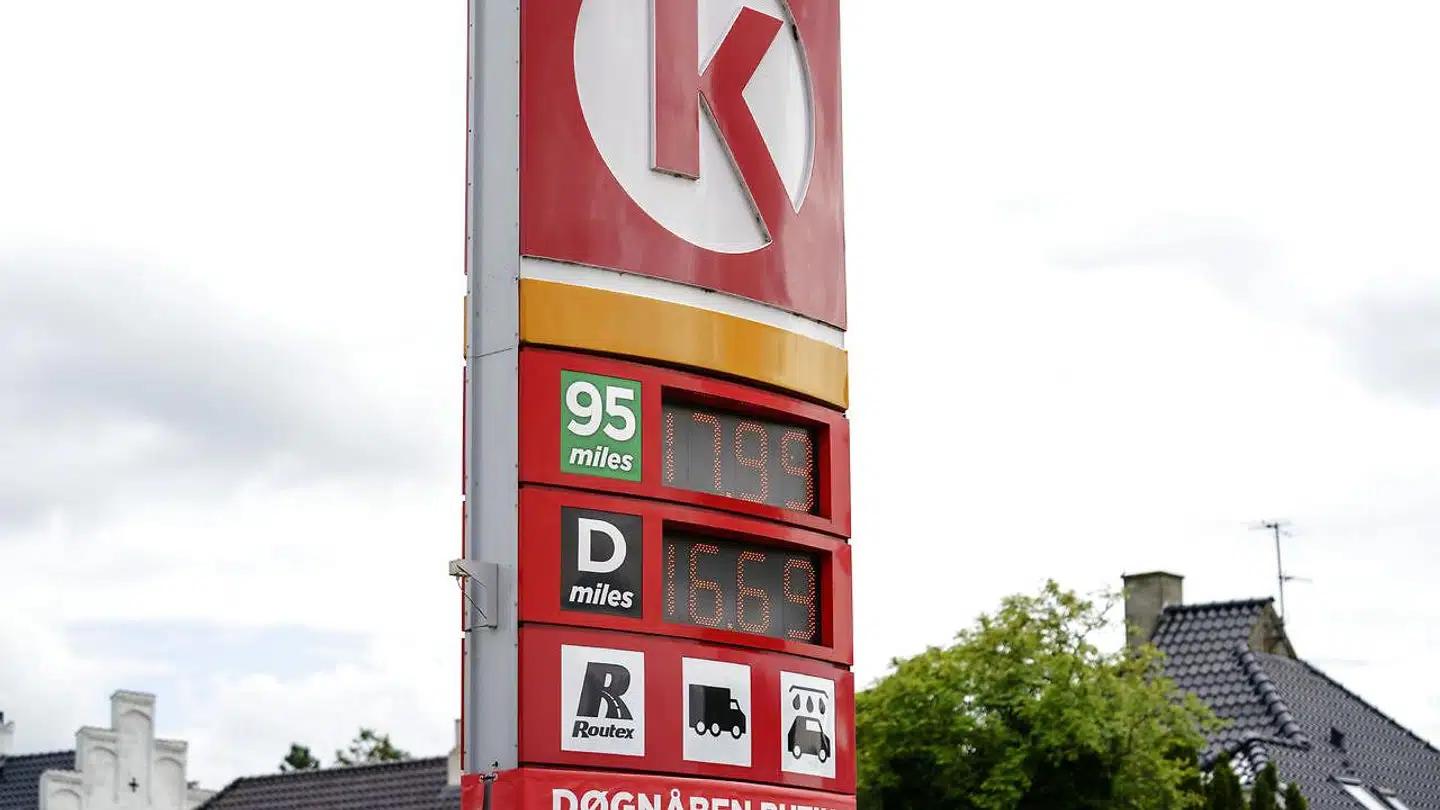Op til sommerferien kostede en liter blyfri 95-benzin 17,99 kroner hos Circle K. I dag er benzinprisen nede på 13,39 kroner, altså samme niveau som i begyndelsen af året.