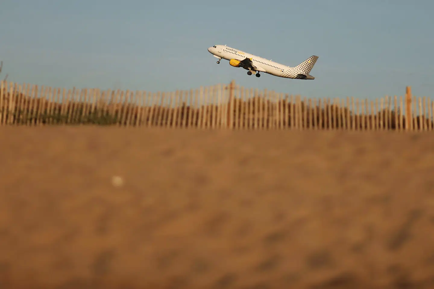 Et passagerfly på vej fra Marokko til Tyrkiet foretog onsdag en nødlanding i Barcelonas El Prat lufthavn, hvor 28 migranter forsøgte at flygte ved at løbe nedad landingsbanen. Det oplyser de spanske myndigheder.