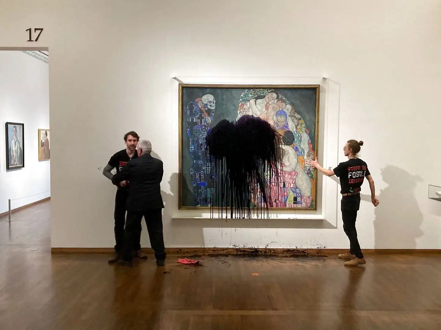 15. november hældte aktivister fra klimaorganisationen Letzte Gereration olie ud over Gustav Klimts billede »Tod und Leben« på Leopold Museum i Wien. Heldigvis tog billedet ikke skade.