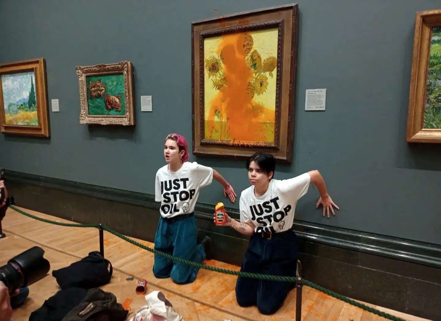 14. oktober begik aktivister fra klimaorganisationen Just Stop Oil hærværk om et maleri af Vincent van Gogh på National Gallery i London. Aktionen og dens budskab om at stoppe de menneskeskabte klimaforandringer blev filmet og udbredt gennem sociale medier og nyhedsmedier.
