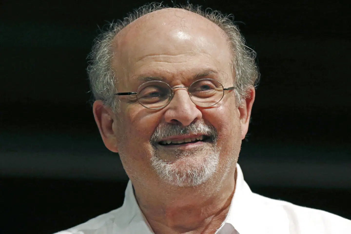 Salman Rushdie, forfatteren bag »De Sataniske Vers«, blev påført flere alvorlige knivstik af en gerningsmand i forbindelse med en forelæsning i den amerikanske delstat New York i august. (Arkivfoto). – Foto: Rogelio V. Solis/Ritzau Scanpix