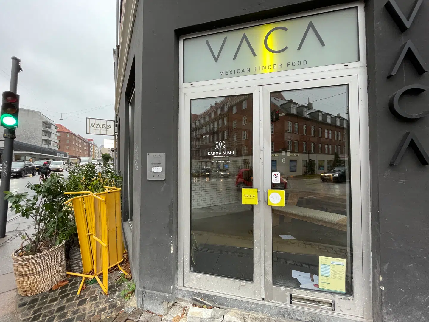 Da Berlingske besøger VACA på Valby Langgade om eftermiddagen torsdag 24. november er der lukket og slukket. På gulvet ligger mere end en håndfuld breve smidt gennem brevsprækken. Nye ejere har planer om at genåbne restauranten.