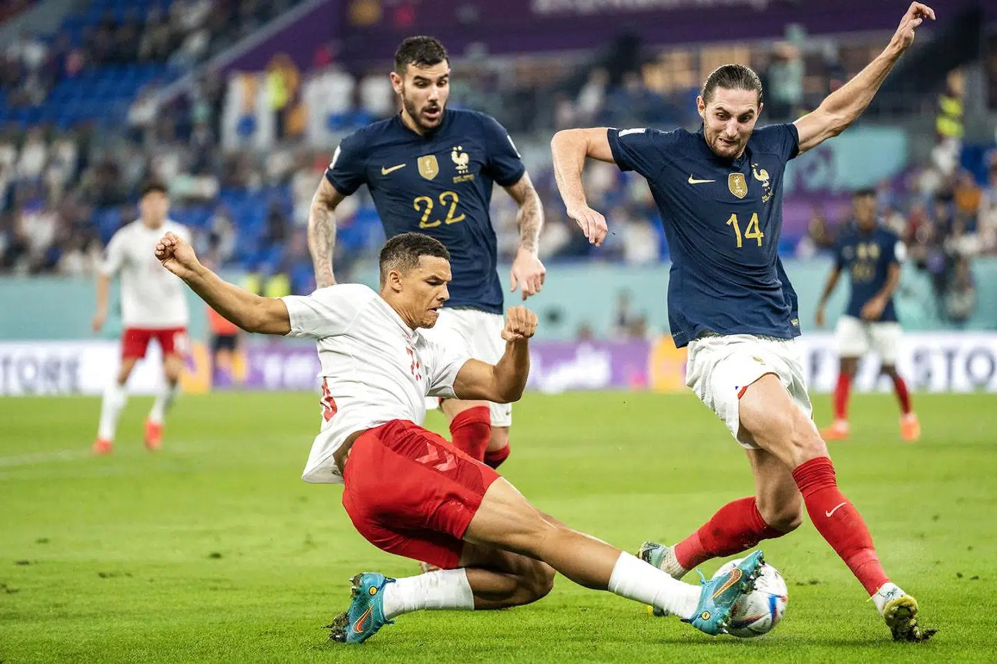 Det er »påfaldende, at medier som DR og TV 2 godt kan sætte spot på danskernes moralske ansvar, når det kommer til at se VM. Men vedvarende vender det blinde øje til det klimabarbari, som nogle danskere medvirker endog meget bevidst i,« skriver Gregers Andersen.