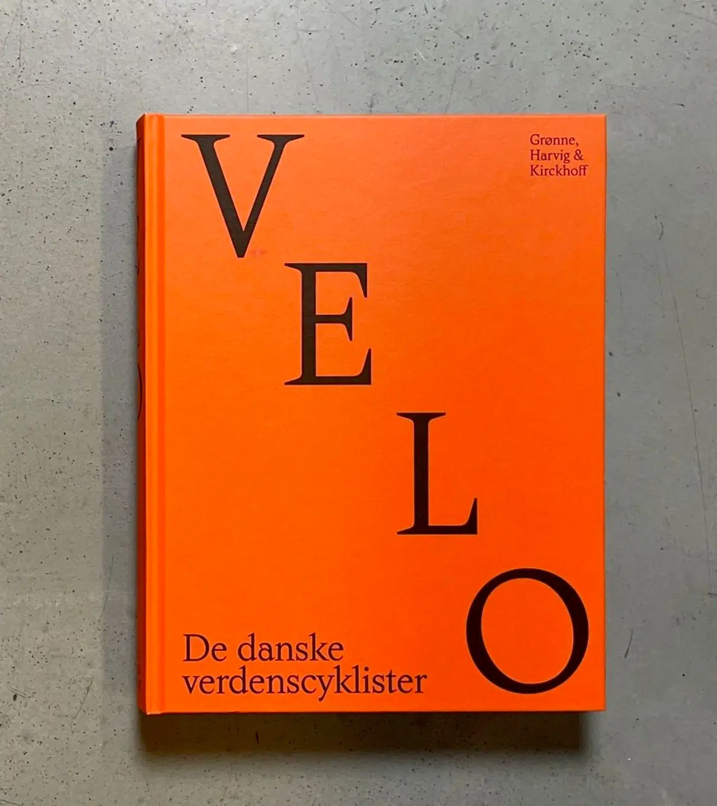 »VELO« er gennemsyret af godhed, men ender lidt som en sygt fed cykelferie for danske mænd og kvinder. Et alenlangt diasshow, hvor det ene billede tager det andet, af kaffekopper, bjergkæder, beskidte cykler og søde lokale, og diasshowet … det fortsætter og fortsætter.