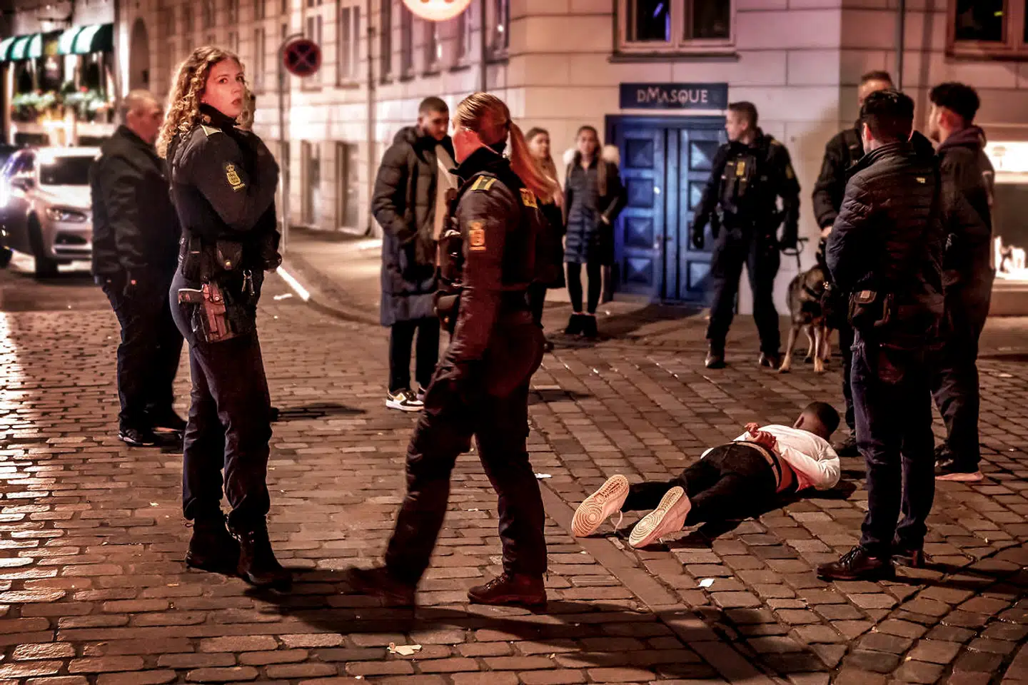 Københavns Politis Trygt nattelivspatruljer håndterer alt fra anholdelser til borgerhenvendelser, når de går gennem byens festgader.