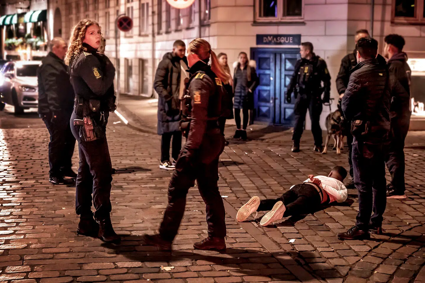 Københavns Politis Trygt nattelivspatruljer håndterer alt fra anholdelser til borgerhenvendelser, når de går gennem byens festgader.