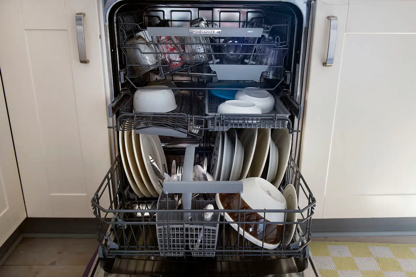 En opvaskemaskine er en af husholdningens mest almindelige elslugere, men spørgsmålet er, hvornår det er økonomisk smartest at bruge den.