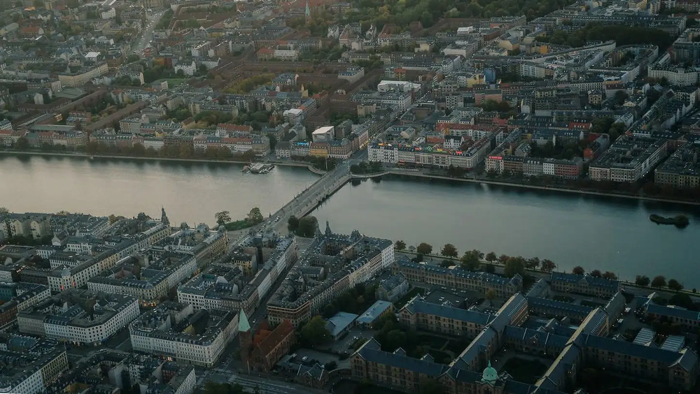 Boligpriserne er endnu ikke faldet nok i takt med årets rentestigninger. Derfor bider køberne ikke på, men efterlader flere og flere huse til salg.
