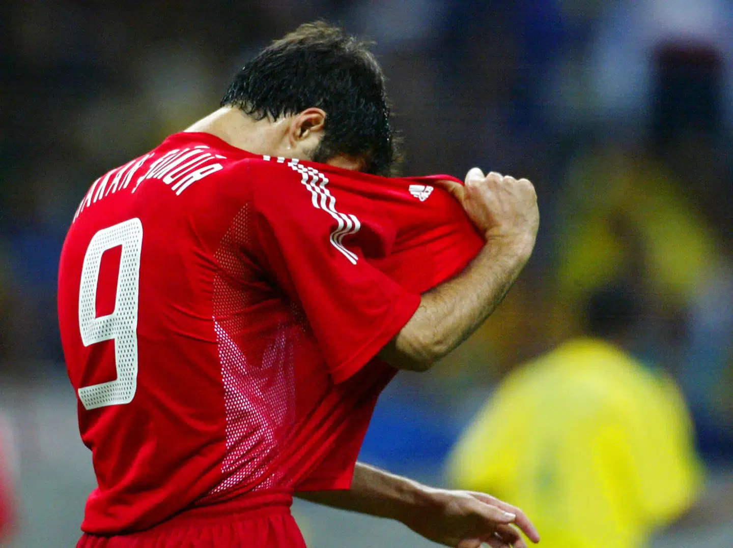 De tyrkiske medier beskrev, hvordan den tidligere fodboldstjerne Hakan Sükür levede et »luksusliv«. Men virkeligheden er en ganske anden.