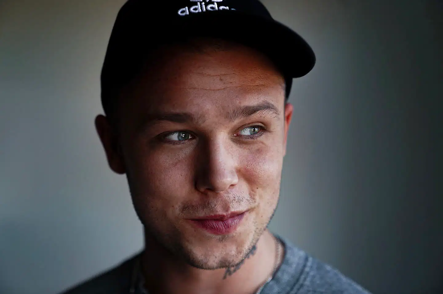 Hugo Helmig har tidligere været åben om, at han har kæmpet med angst og et kokainmisbrug. Angsten fik ham i 2021 til at sætte karrieren på pause på ubestemt tid.