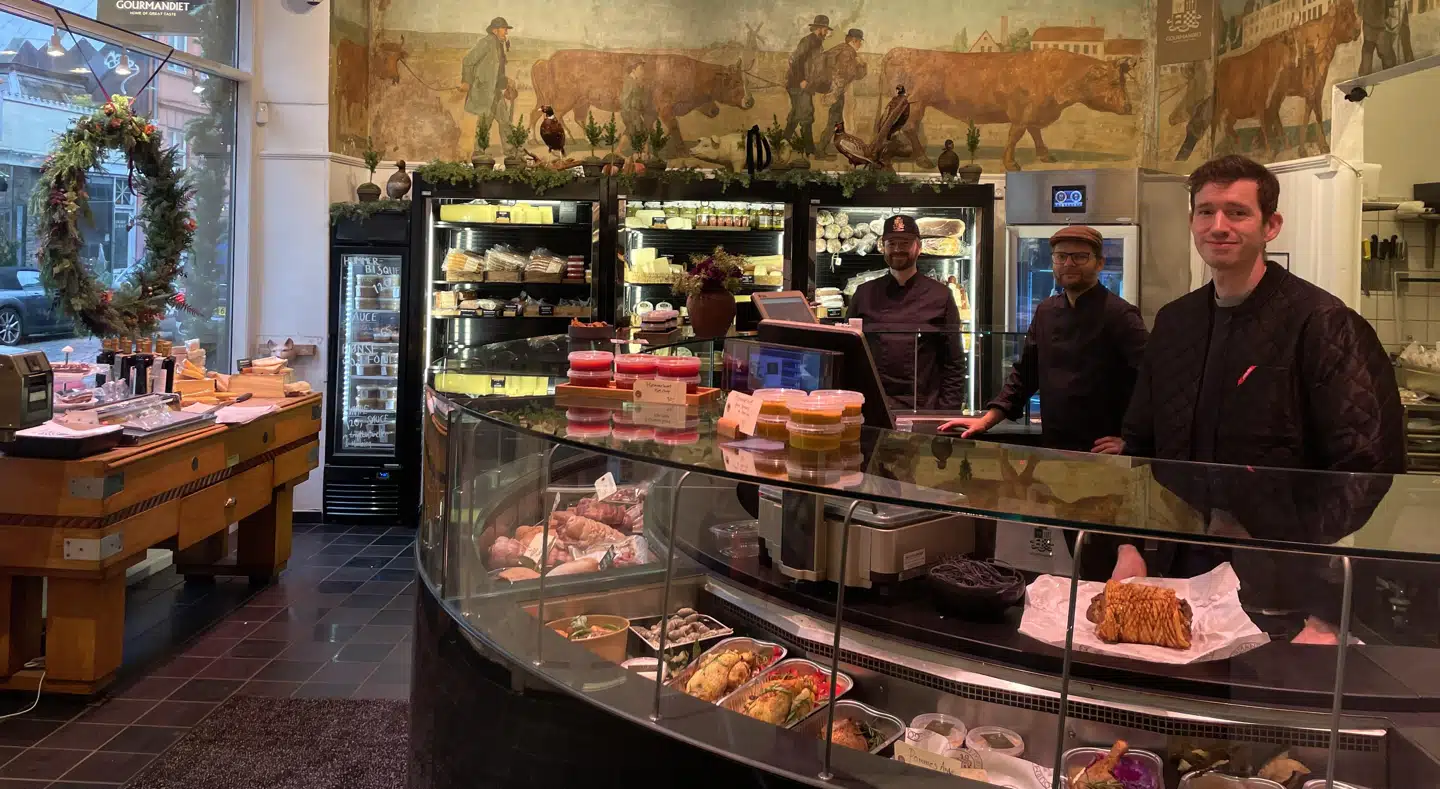 Gourmandiets nye ejer, Sune Rothenberg Lind (yderst til højre), driver i forvejen delikatessebutikker i Torvehallerne og i Kødbyen.