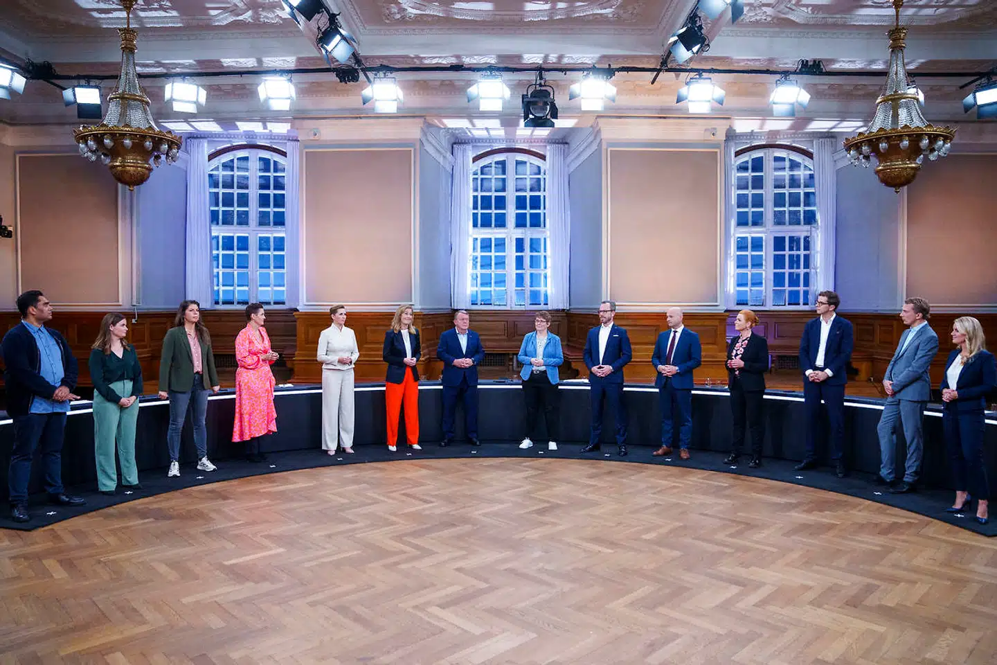 »Vi tænker med skræk på udenlandske eksempler, hvor f.eks. Hillary Clinton i USA kunne få 1 million flere stemmer end Donald Trump, men alligevel tabe valget. Eller når der er tæt løb mellem blokkene i England og flertalsvalg i enkeltmandskredse resulterer i, at den ene part får fire gange så mange pladser i Underhuset som den anden part,« skriver John Engelhardt, der peger på at vores egne love heller ikke er så demokratiske igen. På billedet: Partilederdebatten i Fællessalen på Christiansborg, mandag den 31. oktober 2022.