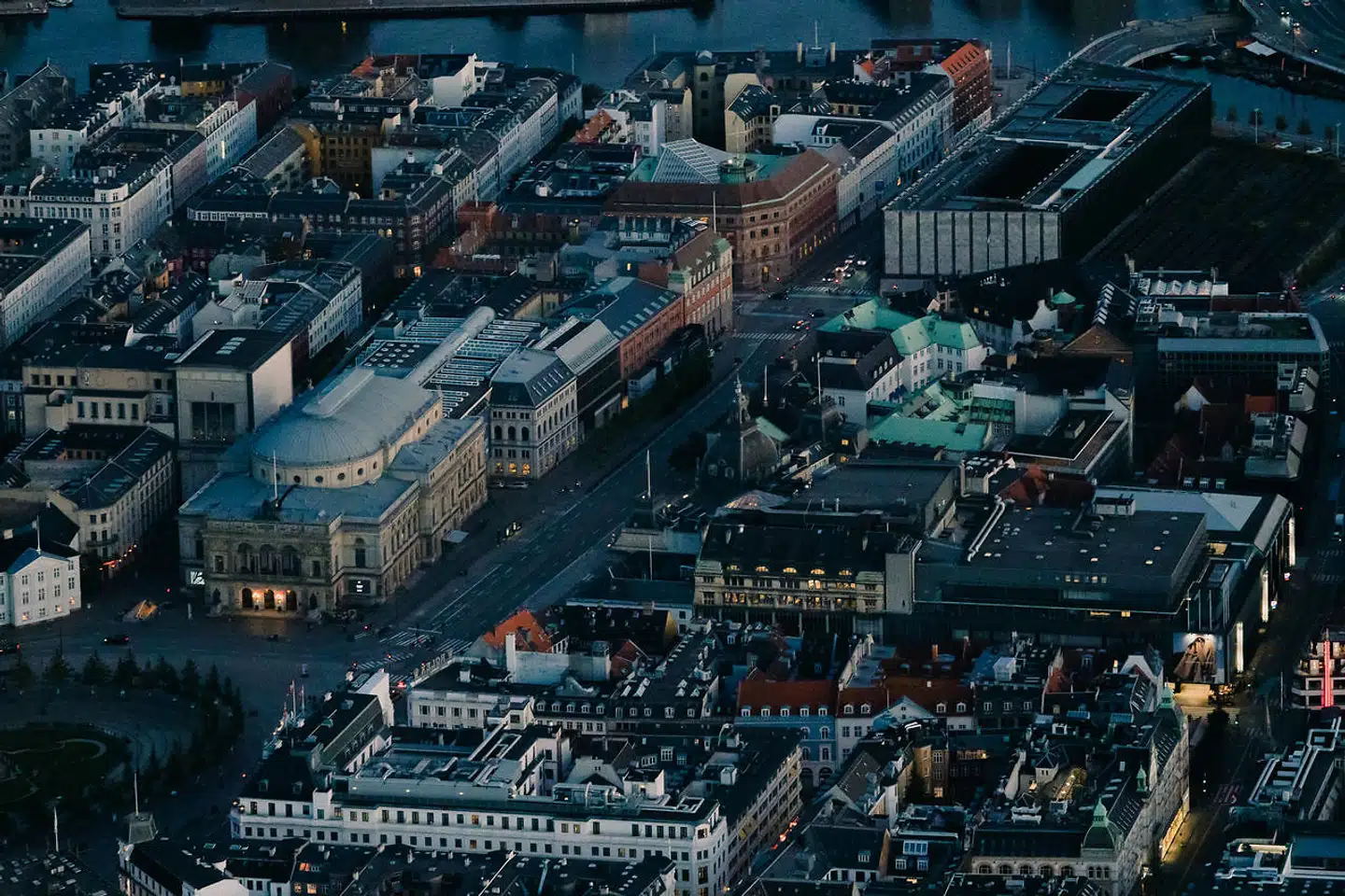 Nationalbanken beskriver tre scenarier for økonomiens udvikling. I det værste vil enkelte banker blive udfordret.