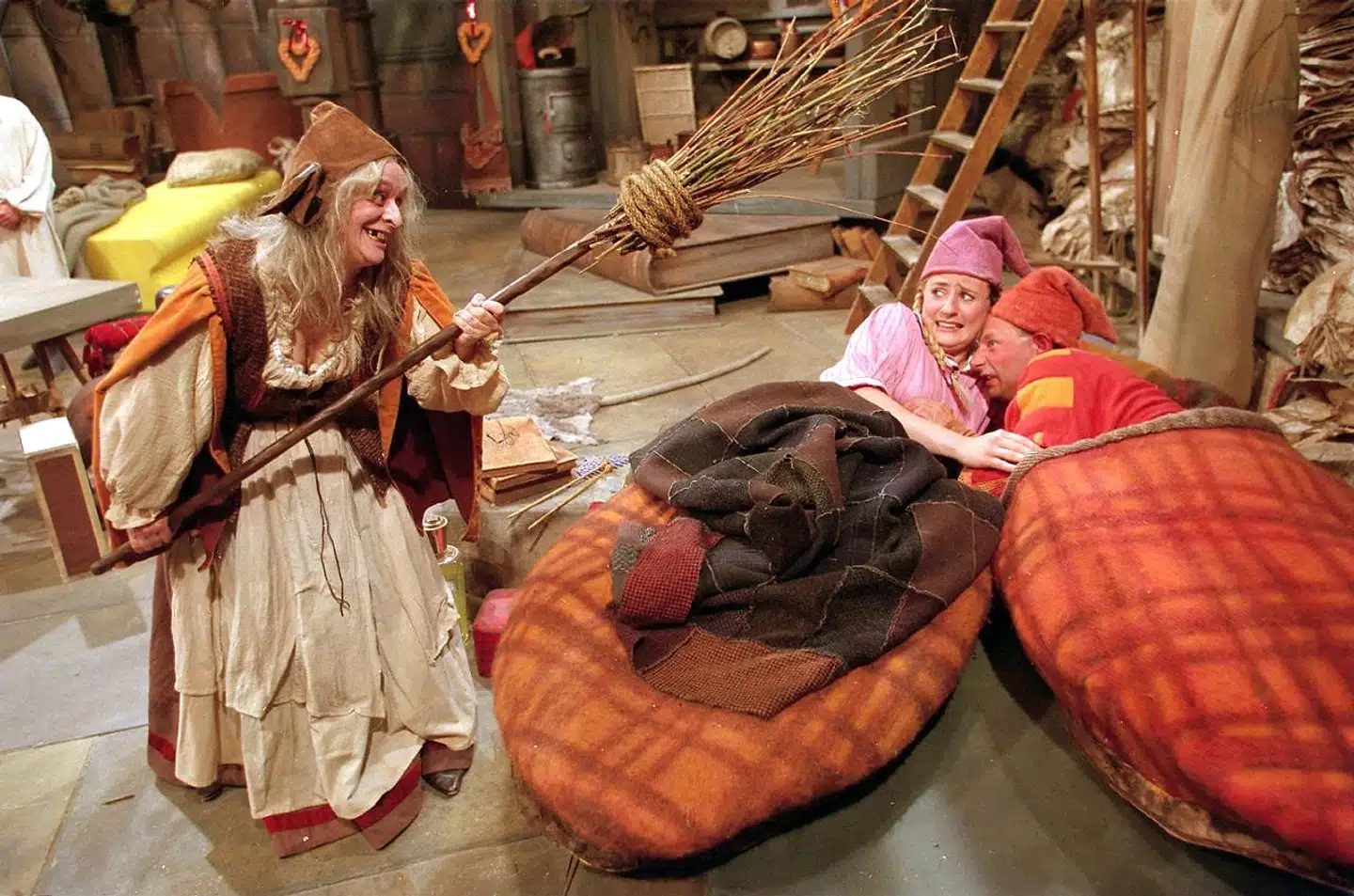 »Karaktererne er alle ulidelige, forsøget på at fortælle en dannelseshistorie er så forceret at selv dansklærere må himle med øjnene og selvom skuespillerne gør et ihærdigt forsøg, er samtlige replikker tydeligvis fundet i skraldespanden på skuespillerskolen,« skriver Harald Toksværd om »Alletiders Julemand«.