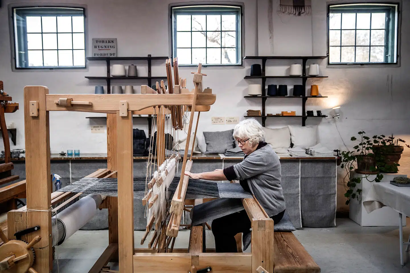 Raadvad Gamle Knivfabrik. Raadvad 40, 2800 Kongens Lyngby. Væver Karin Carlander.