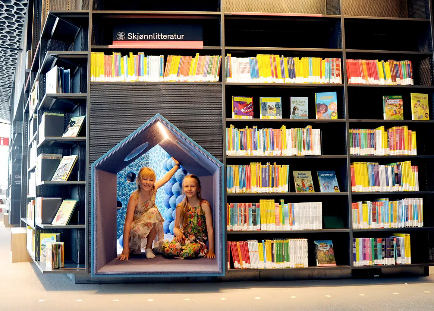 Den norske forlagsverden er stærkt utilfreds med, at det norske konkurrencetilsyn har idømt Norges fire største forlag en bøde på tilsammen over en halv milliard. Billedet er fra børnebogsafdelingen i det nye, fantastiske kommunale bibliotek, Deichman Bjørnvika, som åbnede i sommeren 2020 i Oslos centrum.