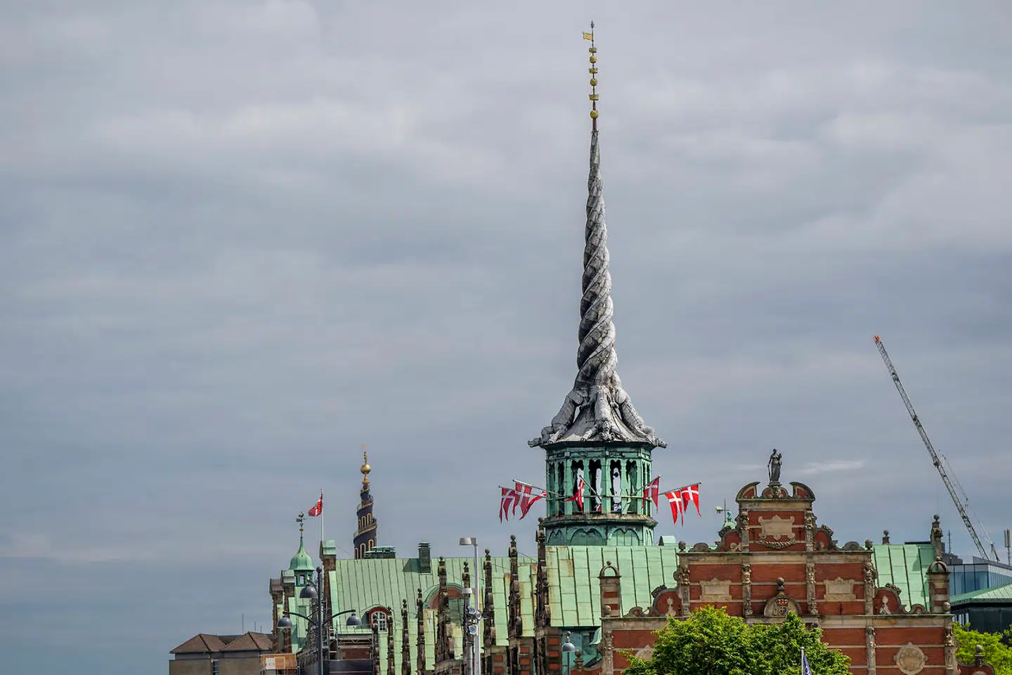 Restaureringen er alene udvendig og består af tre hoveddele: Et nyt kobbertag på hele bygningen, udskiftning af facadens mursten og restaurering af bygningens omfattende sandstensudsmykninger. Det verdensberømte dragespir kan holde mange år endnu og skal blot eftergås.