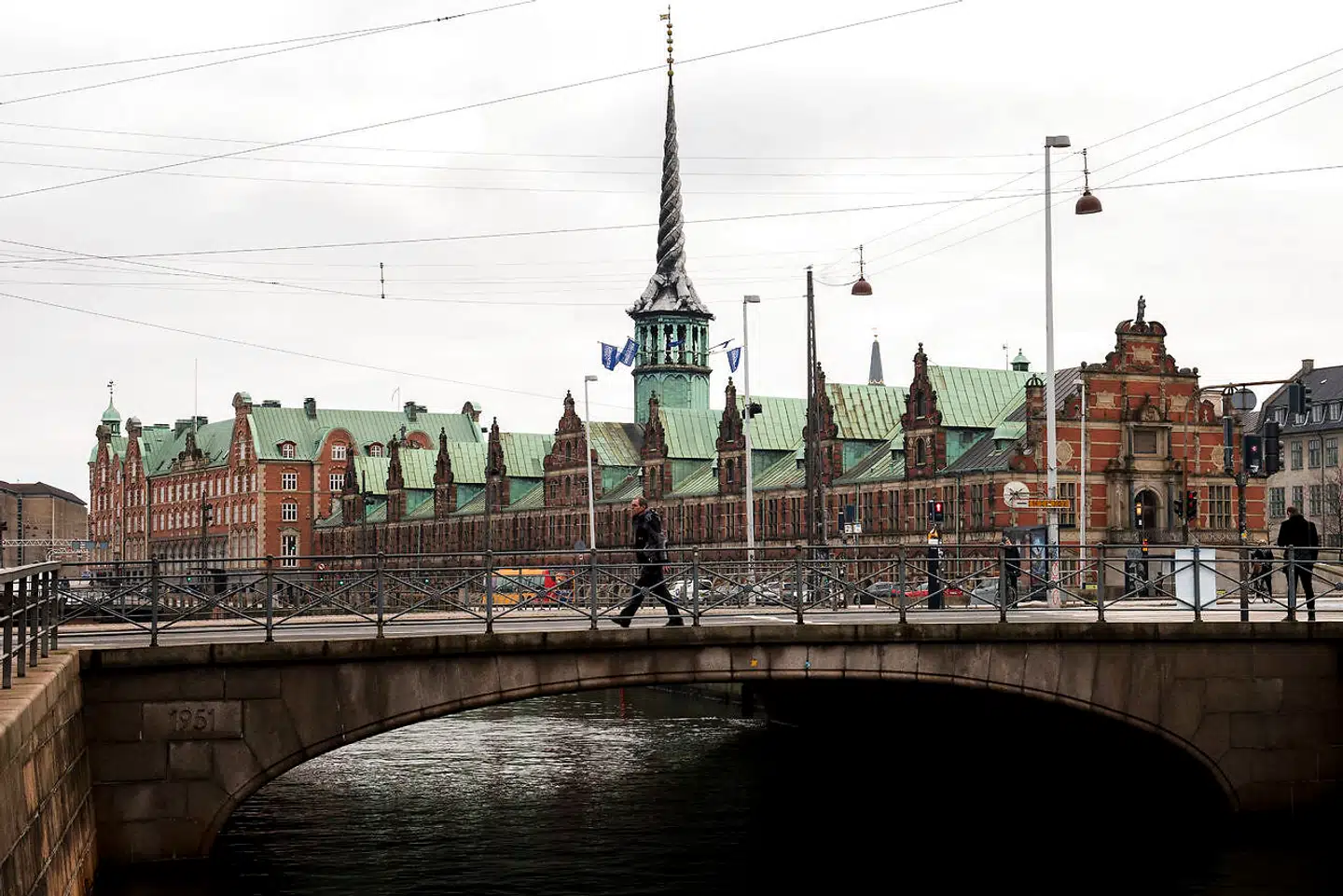 Bygningen har rummet kontorer og mødelokaler og var indtil 1974 hjemsted for Københavns Fondsbørs. Fra 1987 er den sæde for Det Danske Handelskammer, skriver Lex.dk.