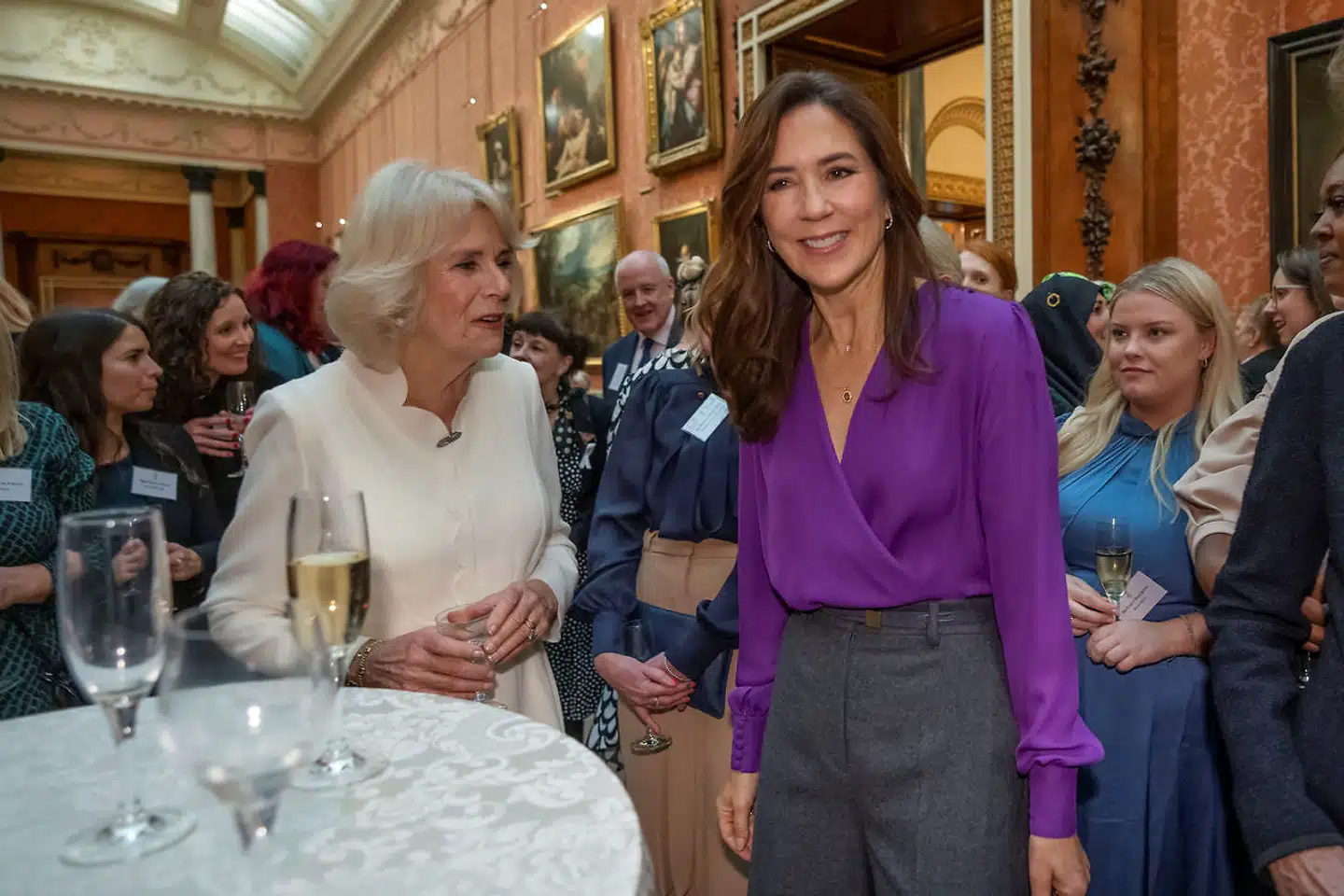 Modtagelsen i Clarence House i London fandt sted forud for kronprinsesse Mary (t.h.) deltagelse i en reception på Buckingham Palace onsdag med dronninggemalinde Camilla (t.v.) som vært. Receptionen afholdes i forbindelse med FNs kampagne »16 Days of Activism«, som har fokus på bekæmpelse af vold mod piger og kvinder.