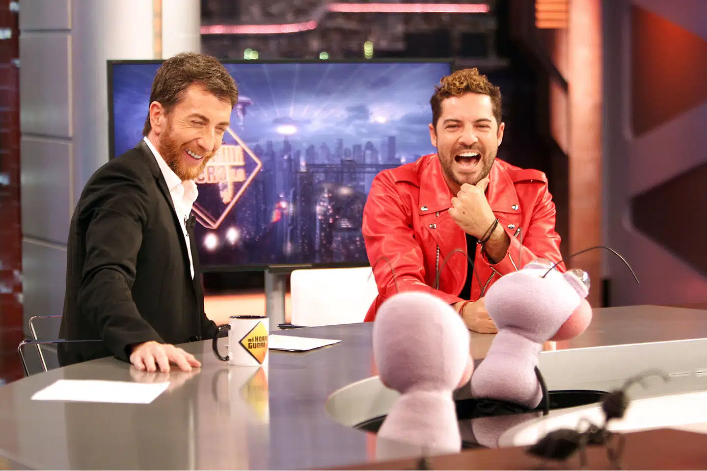 Myrefigurerne, der giver »El Hormiguero« navn, kommer undervejs i programmet med sarkastistiske kommentarer. De bliver som regel overhalet indenom af Pablo Motos selv, der her har besøg af sangeren David Bisbal.
