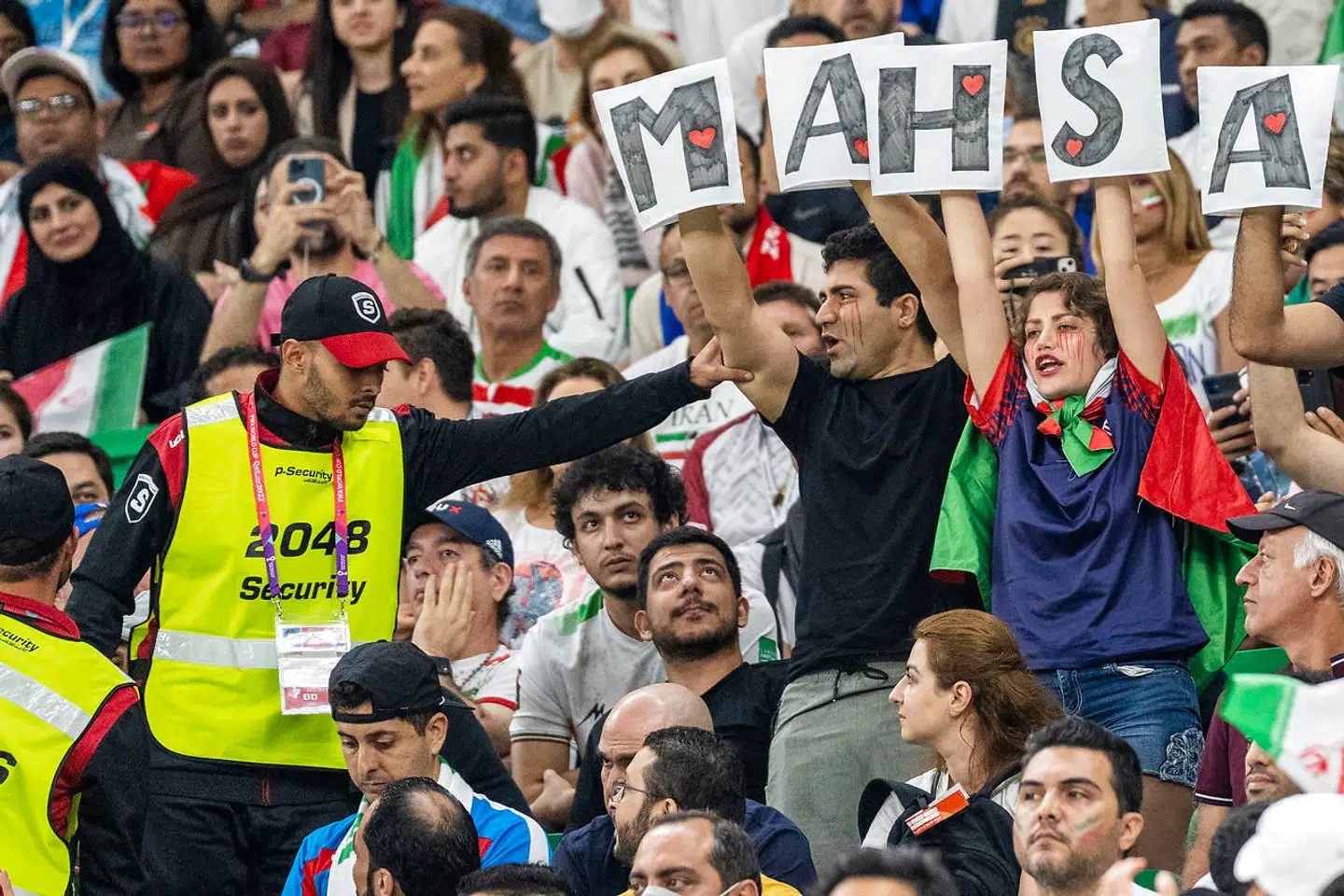 Kampen mellem Iran og USA blev en politisk ladet affære. Men det gjaldt ikke demonstrationer mellem de to ærkefjender. Derimod blev protester mod det iranske styre stoppet af Qatars sikkerhedsfolk.