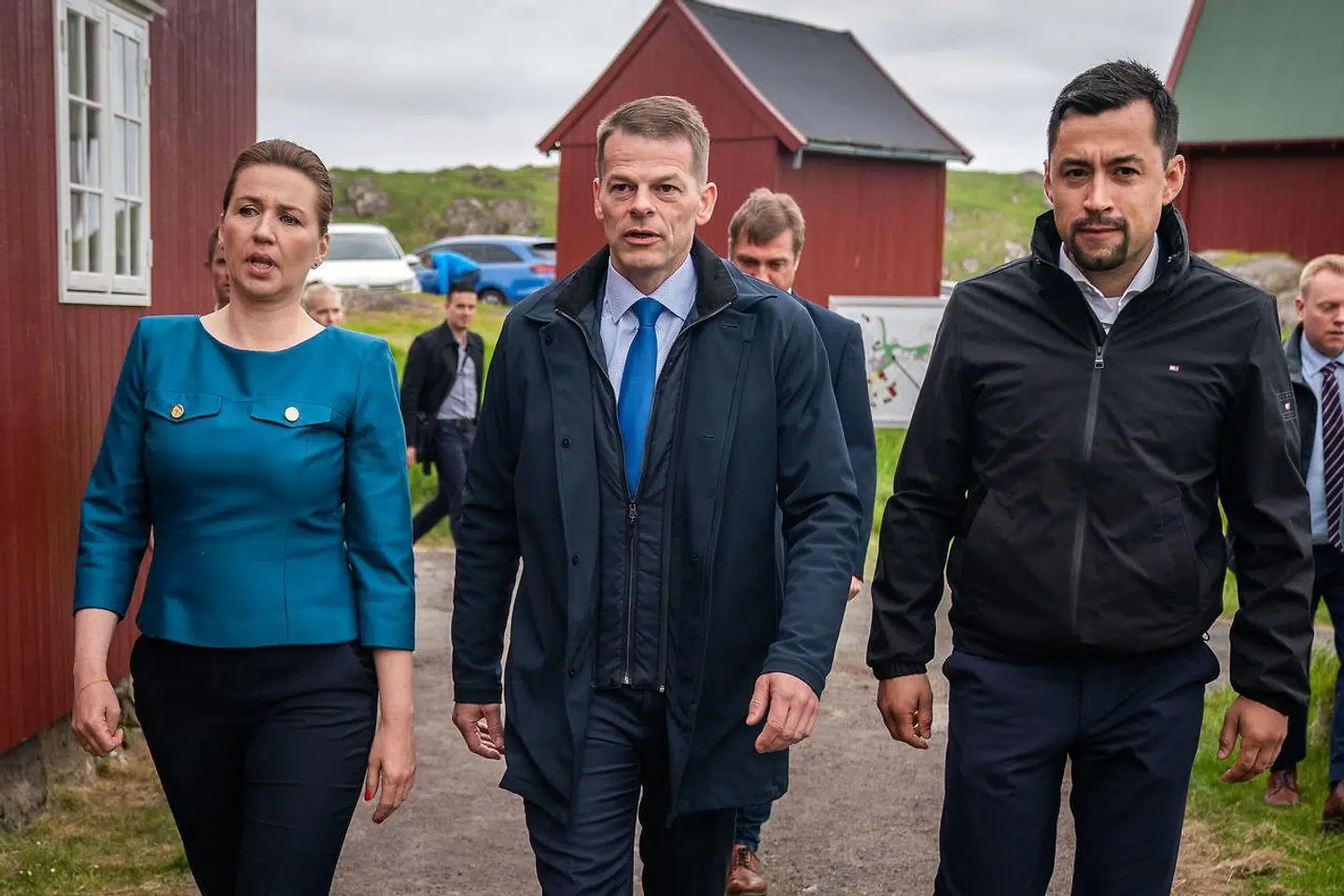 »Færøerne og Grønland er to helt fantastiske og unikke lande, og det skal vi høre mere om i Danmark. Det er den eneste måde, vi kan nedbryde fordommene på og bevæge os mod en fremtid, hvor alle tre lande bliver ligeværdige,« skriver Cille Hald Egholm. Her ses Mette Frederiksen med Færøernes Lagmand, Bárður á Steig Nielsen, og formanden for Grønlands regering, Múte Bourup Egede, i Hoyvik på Færøerne, 2022.
