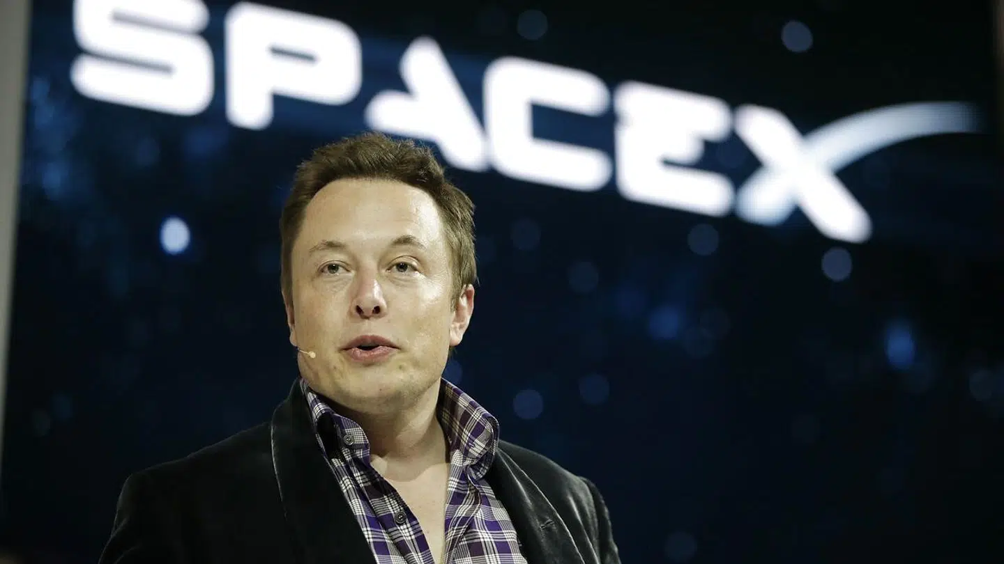 Elon Musks rumselskab, SpaceX, har sendt massevis af små satellitter ud i rummet for at kunne skabe internetforbindelse i områder, der ellers er dårligt dækket. Nu stiger prisen på sendeudstyret til det dobbelte.