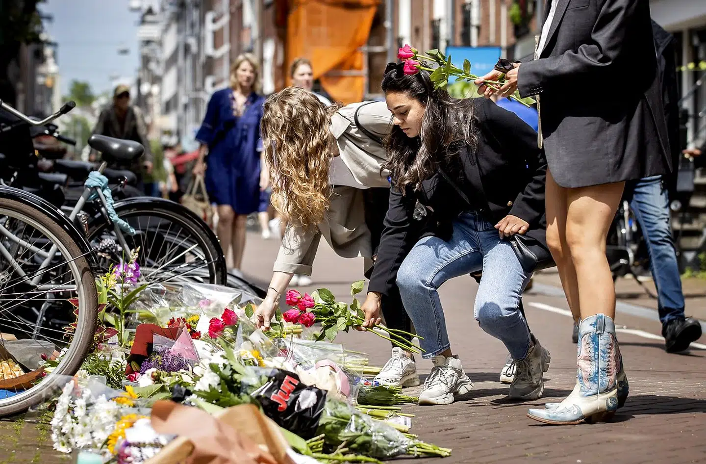 Der lægges blomster på den gade i Amsterdam, hvor den hollandske journalist Peter R. de Vries i juli sidste år blev skudt og dræbt. Hans drabsmænd menes at være polske lejemordere, hyret af hollandske narkogangstere.