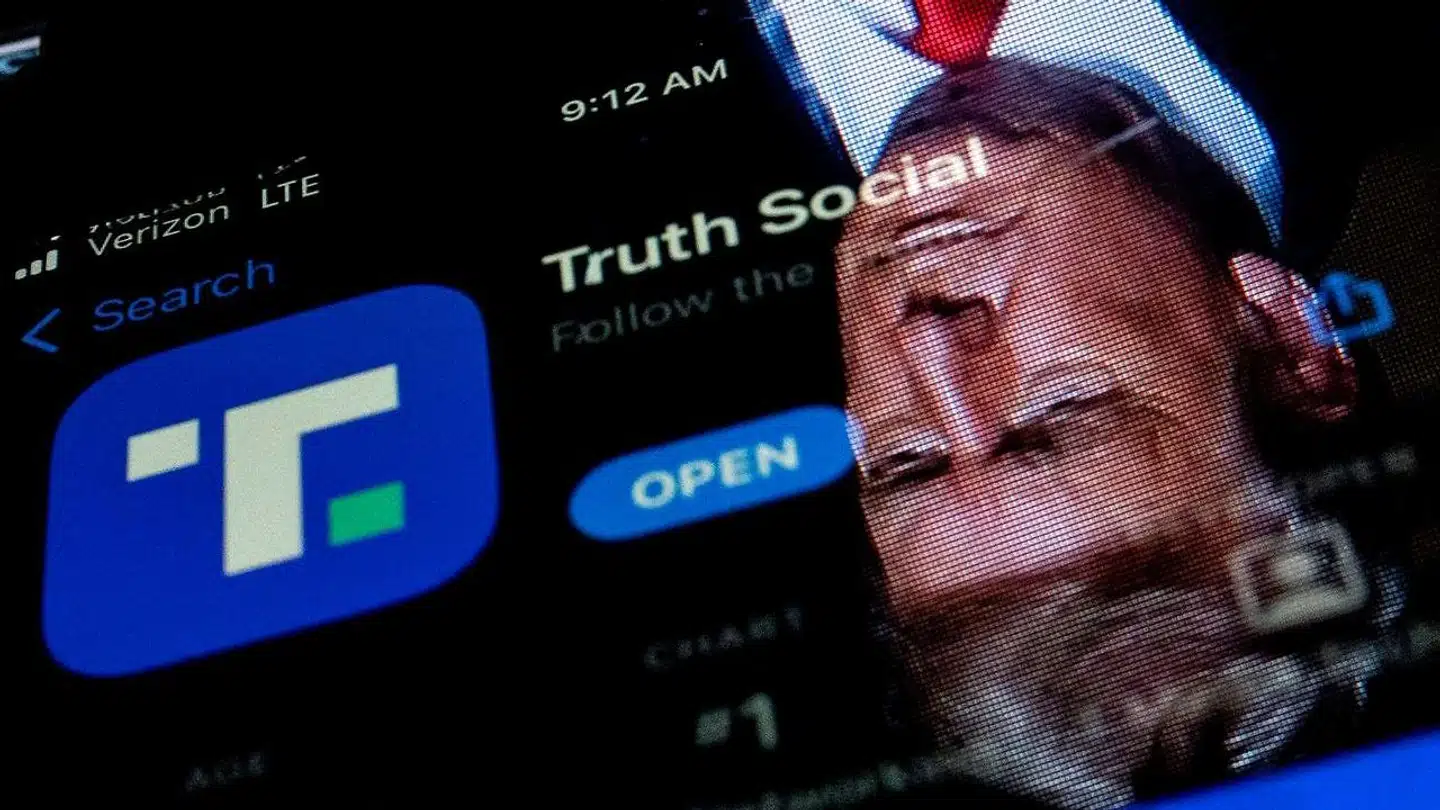 Donald Trump skabte sin egen Twitter-pendant, Truth Social, da han blev lukket ude af sin Twitter-megafon efter stormløbet på den amerikanske kongres. Her spejles han i en mobiltelefon med appen installeret, men der er langtfra lige så mange følgere her som på Twitter.