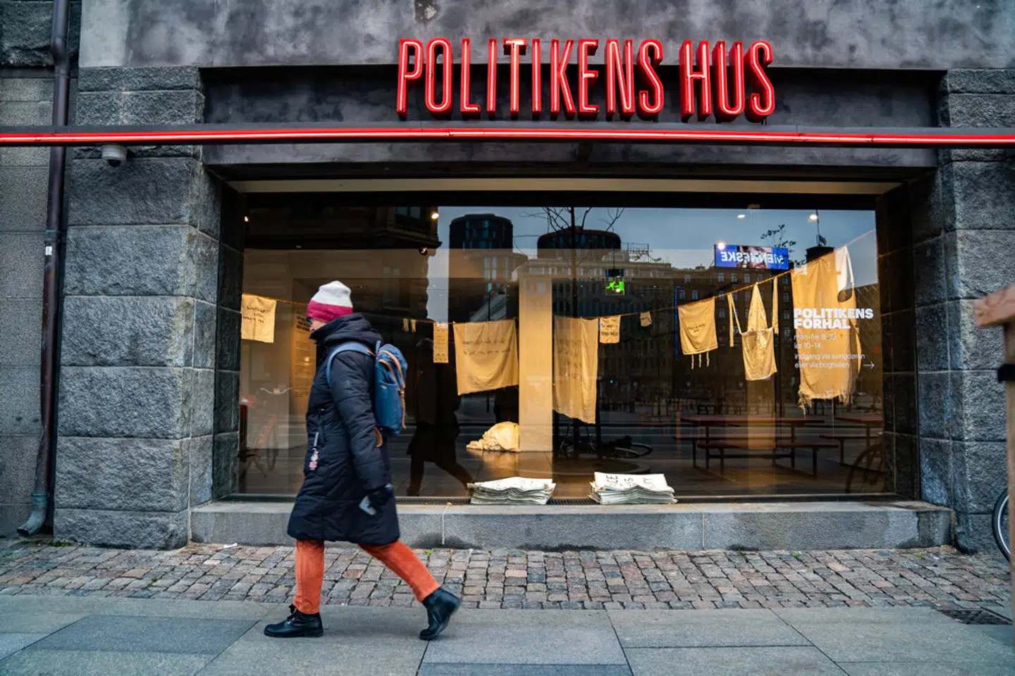 Ekstra Bladet skal fra næste år sige farvel til 22 medarbejdere, og Politiken skal sige farvel til ti medarbejdere. Blandt andet fordi omkostningerne til avisproduktionen stiger. (Arkivfoto). – Foto: Emil Helms/Ritzau Scanpix